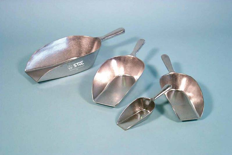 LOT DE 4 MAINS ÉCOPES EN ALUMINIUM À FOND PLAT